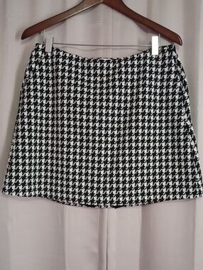 CAbi Passport Houndstooth Black White Mini Skirt Shorts Pockets Stretch Classic